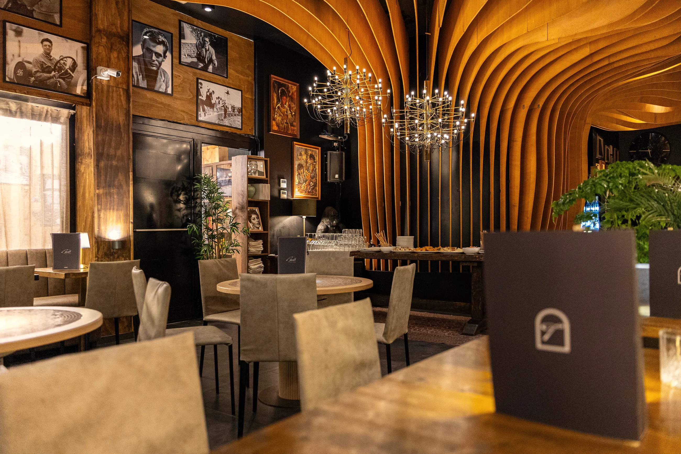 La sala de Il Tinello con il soffitto in legno e i lampadari dorati